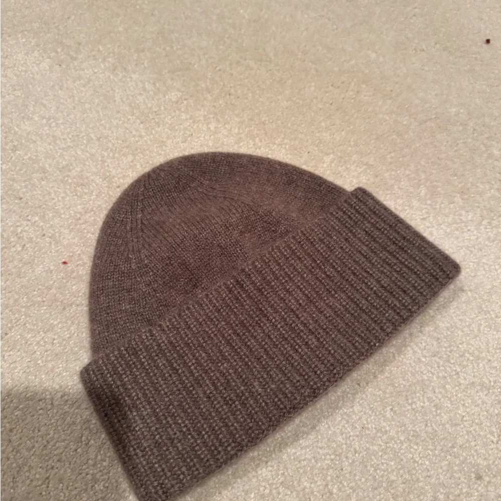 Aritzia 100% Cashmere Hat - Picture 5 of 9